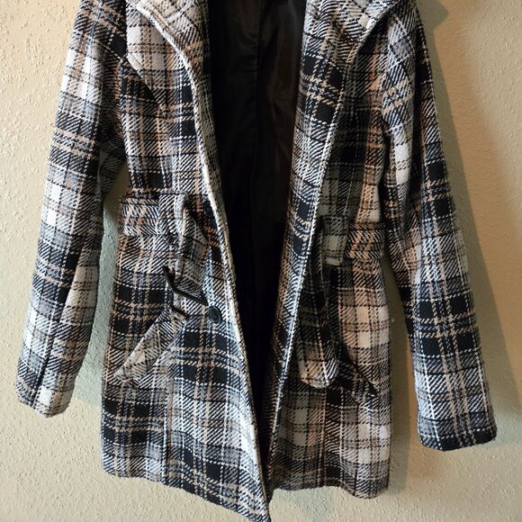 This is a fantastic vintage style coat of beige textured fabric. - Picture 8 of 8